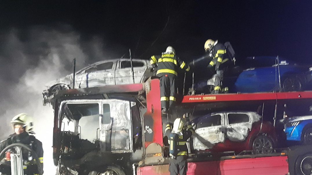 Na dálnici na Benešovsku hořel náklaďák naložený auty, škoda 2,5 milionu